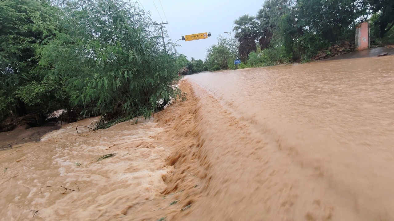 วังน้ำเขียวอ่วม น้ำป่าหลากท่วม หลังฝนตกหนักกว่า 3 ชม. คนงานก่อสร้างสูญหาย 1 ราย