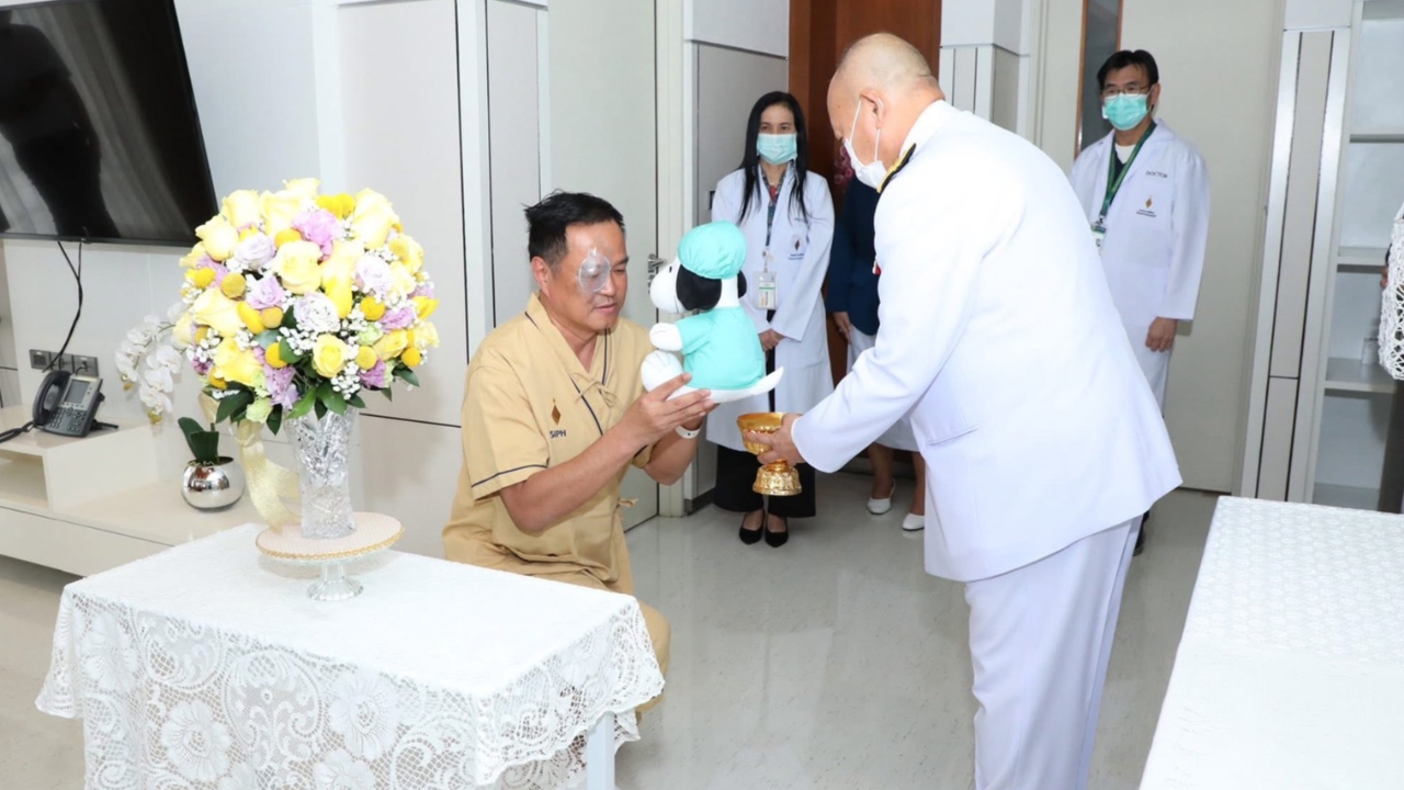 “อนุทิน” ปลื้ม “ในหลวง-ราชินี” ประทานแจกันดอกไม้และของขวัญ เยี่ยมไข้