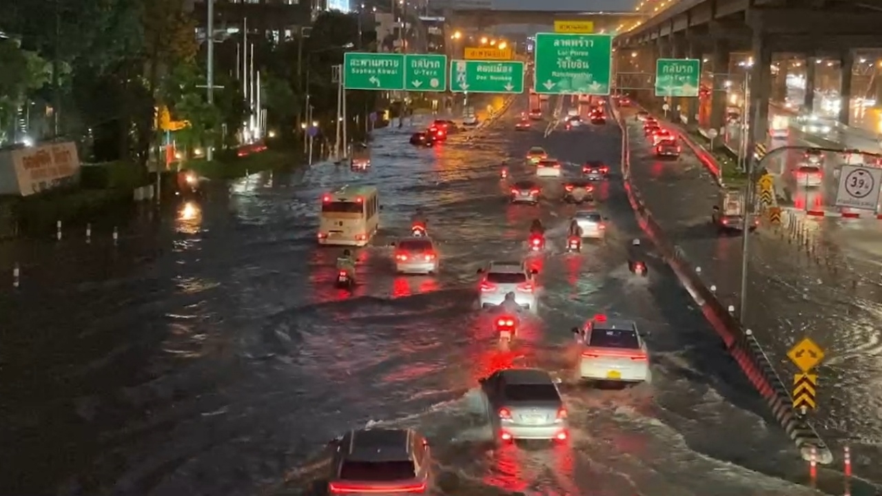 ฝนถล่ม กทม. ทำน้ำท่วมขังหลายจุด ถ.วิภาวดีรังสิต การจราจรติดขัด รถสัญจรลำบาก