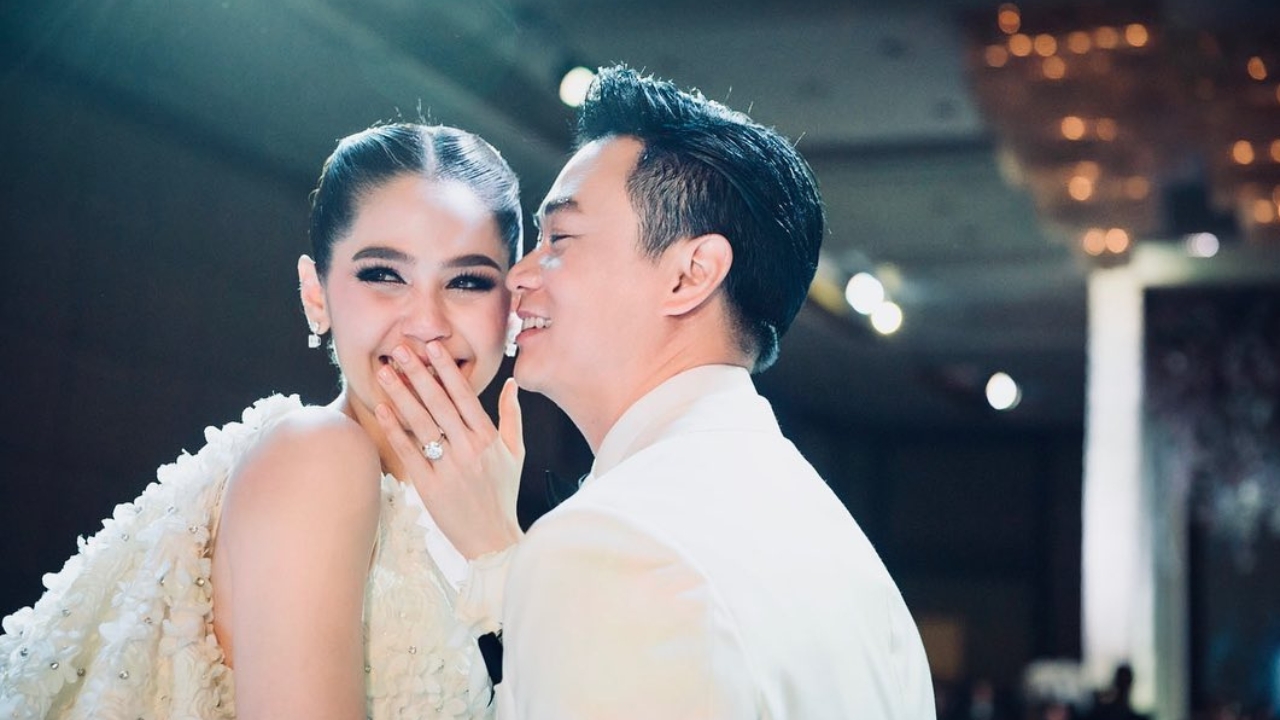 ชมพู่ อารยา เผยเวลาผ่านไปไวมาก ครบรอบแต่งงาน 10 ปี สุดแฮปปี้ นัดสามีอีก 2 ปีค่อยจัดงาน