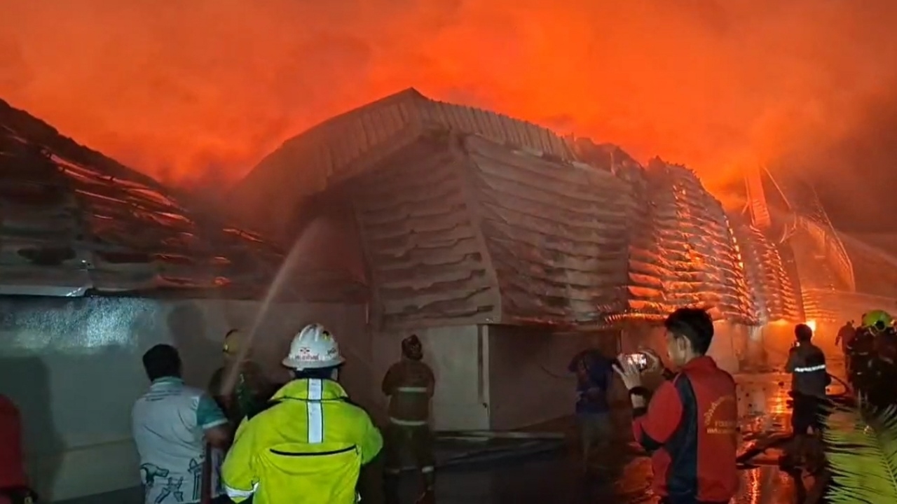 เกิดเหตุไฟไหม้ โกดังในซอยแสมดำ 21 ขณะนี้เจ้าหน้าที่ควบคุมเพลิงไว้ได้ในวงจำกัด