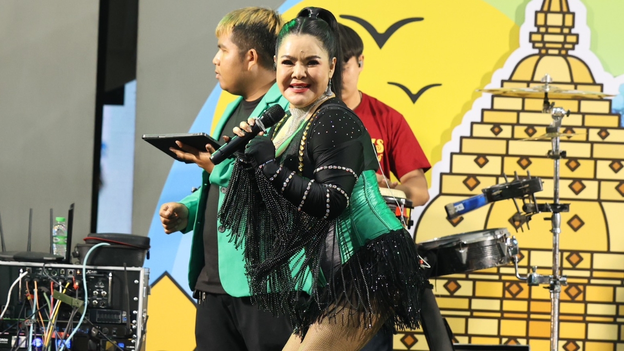 ฮาย อาภาพร จัดหนักไม่มีกั๊ก จับไมค์ร้องเพลงเสิร์ฟความสนุกในงานไทยรัฐแฟร์ 