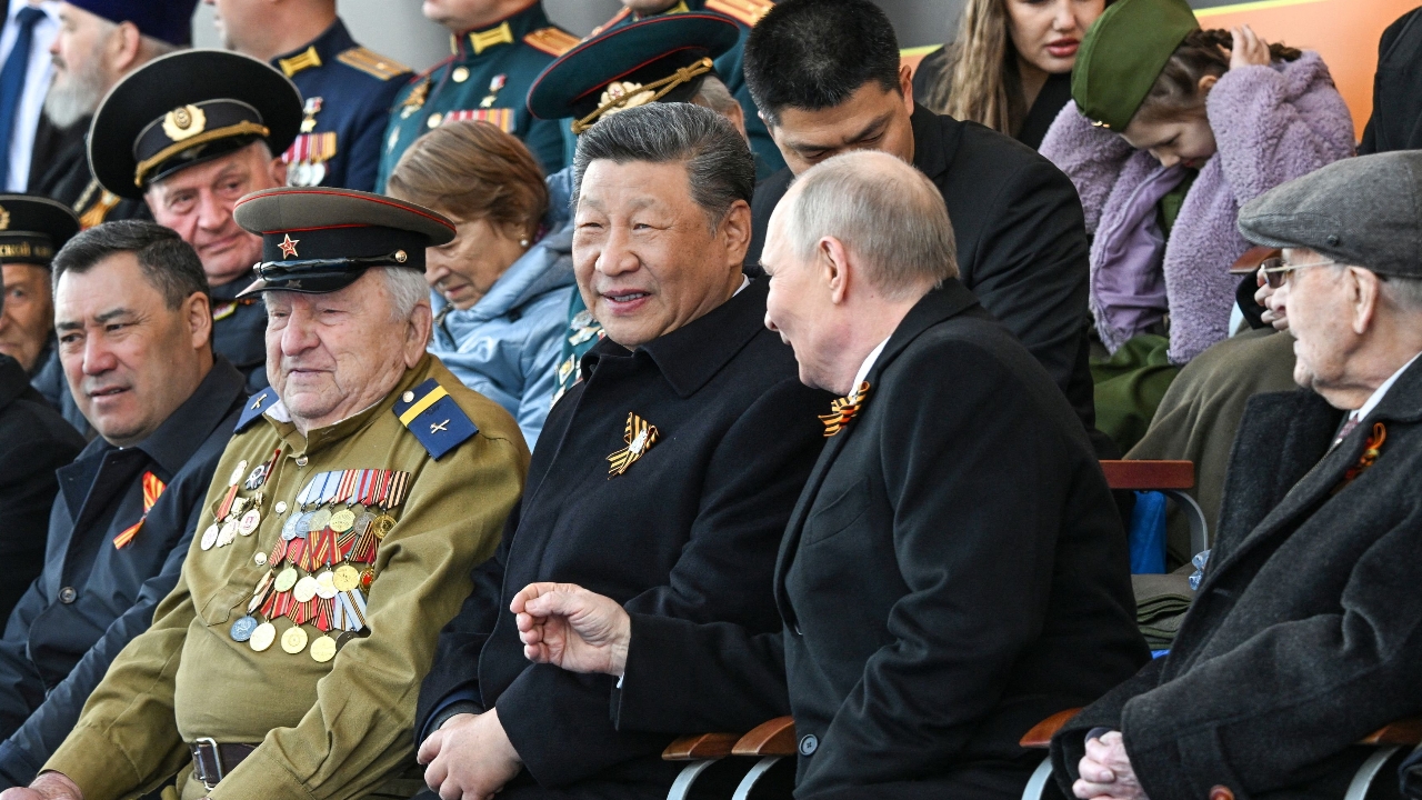 "ปูติน-สี จิ้นผิง" โชว์มิตรภาพแน่นแฟ้น ร่วมงานฉลองวันแห่งชัยชนะเหนือเยอรมนีในสงครามโลกครั้งที่ 2