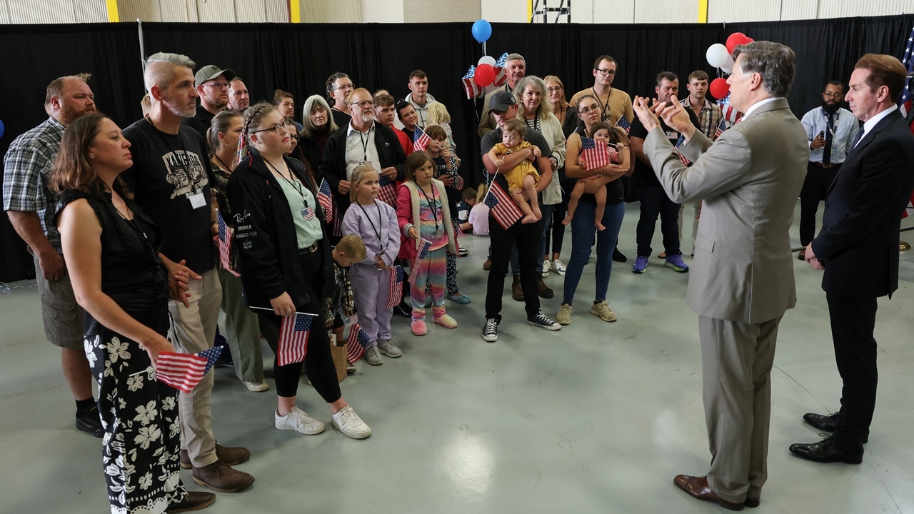 ชาวแอฟริกาใต้ผิวขาวกลุ่มแรกถึงสหรัฐฯ แล้ว ตามแผนรับผู้อพยพของทรัมป์