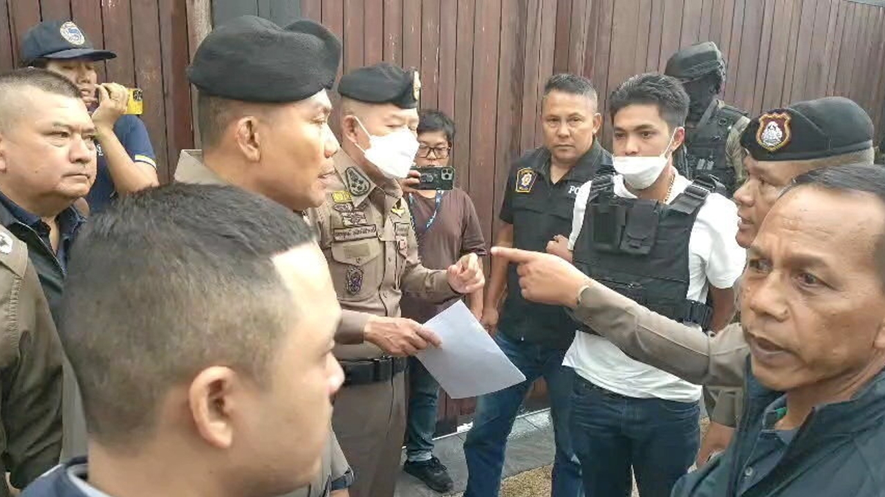 ค้นบ้านสจ.กอล์ฟ ยําตำรวจหน่วยเลือกตั้ง ศาลออกหมายจับ 7 คน พ่อเป็นสส.พามอบตัว