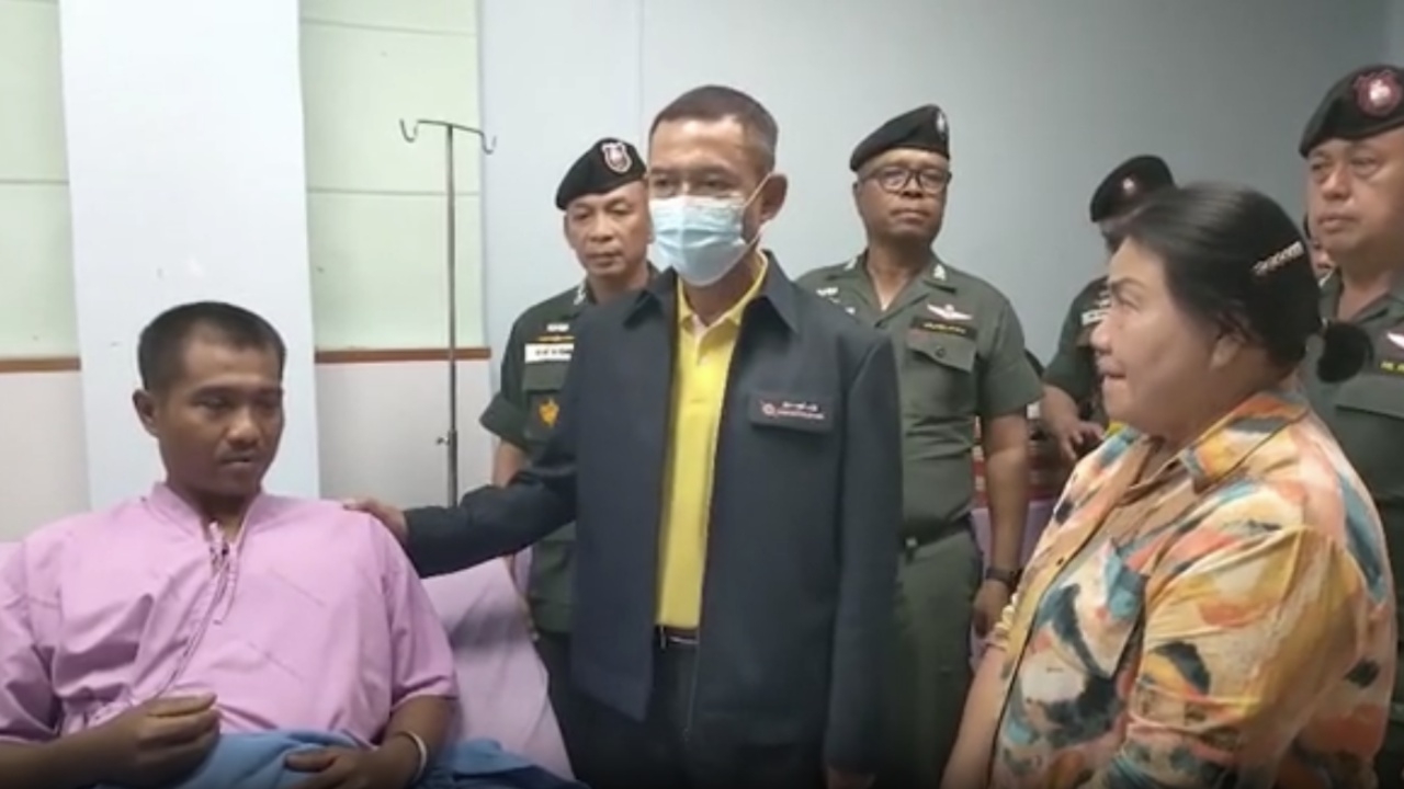 “บิ๊กอู๊ด” เยี่ยม ตชด.เหยื่อ สจ.กอล์ฟ แม่กลัวลูกไม่ปลอดภัย คู่กรณีเป็นผู้มีอิทธิพล