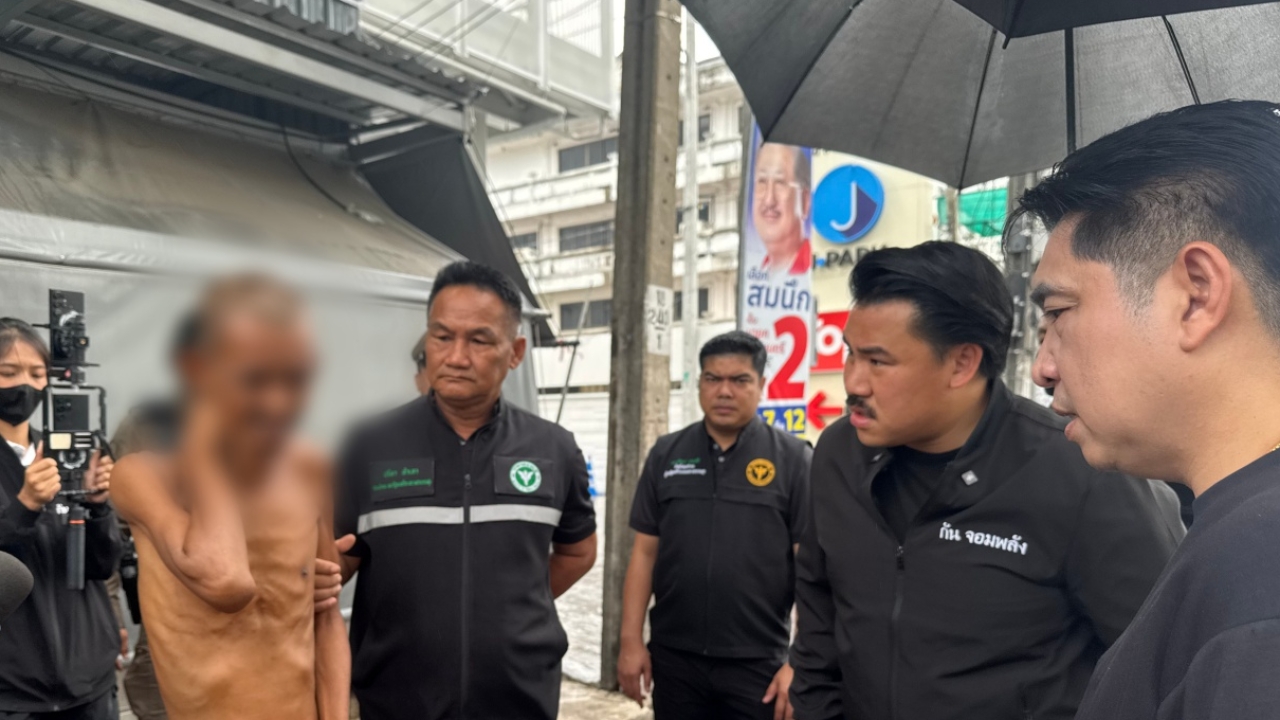 ช่วยชายเร่ร่อนเดินแก้ผ้าหน้าตลาด พบอาศัยอยู่กับแม่ เสพยาทั้งคู่ เร่งนำตัวบำบัด