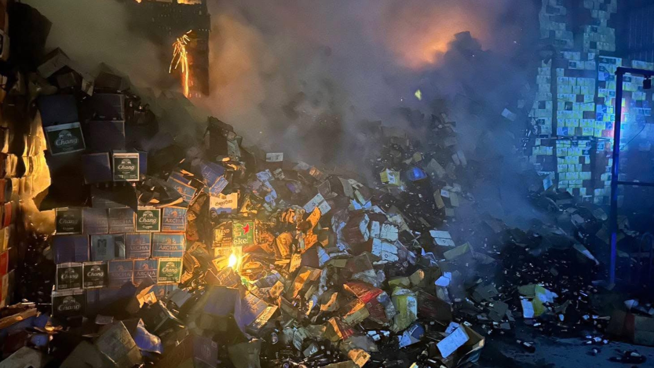 ด่วน ไฟไหม้โกดังโรงงานรีไซเคิล ลาดหลุมแก้ว ปทุมธานี เจ้าหน้าที่เร่งระงับเหตุ