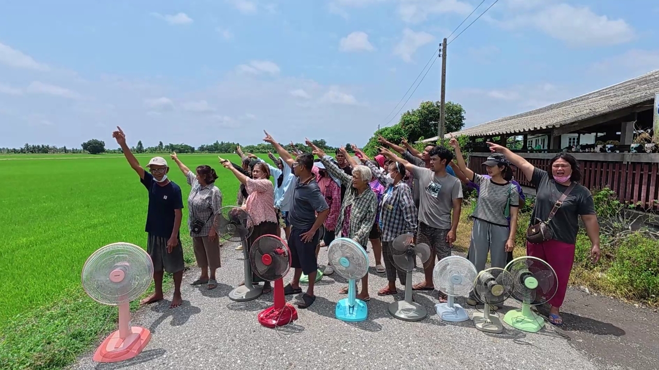 ชาวบ้านไม่ทนยกพัดลมประท้วงโรงเผาถ่าน ยายวัย 68 โวยเหม็นจนผัวป่วยตาย