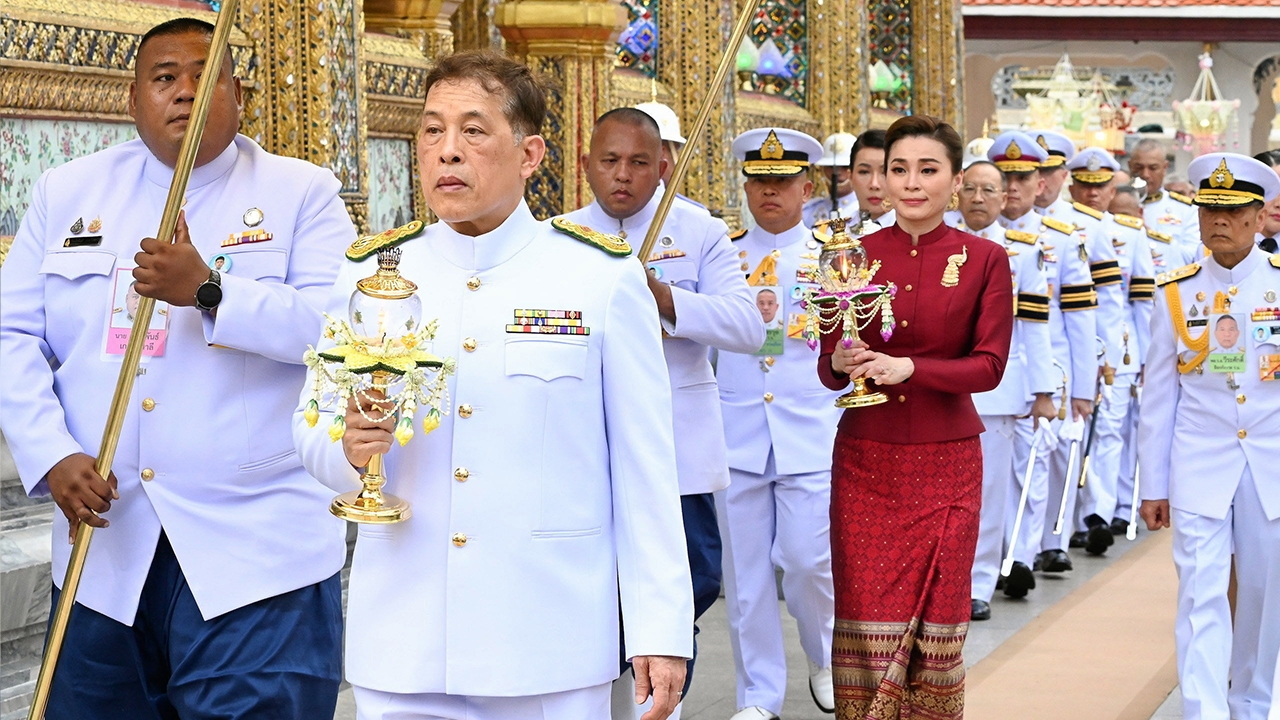 ในหลวง-พระราชินี เสด็จพระราชดำเนินเวียนเทียน วัดพระศรีรัตนศาสดาราม