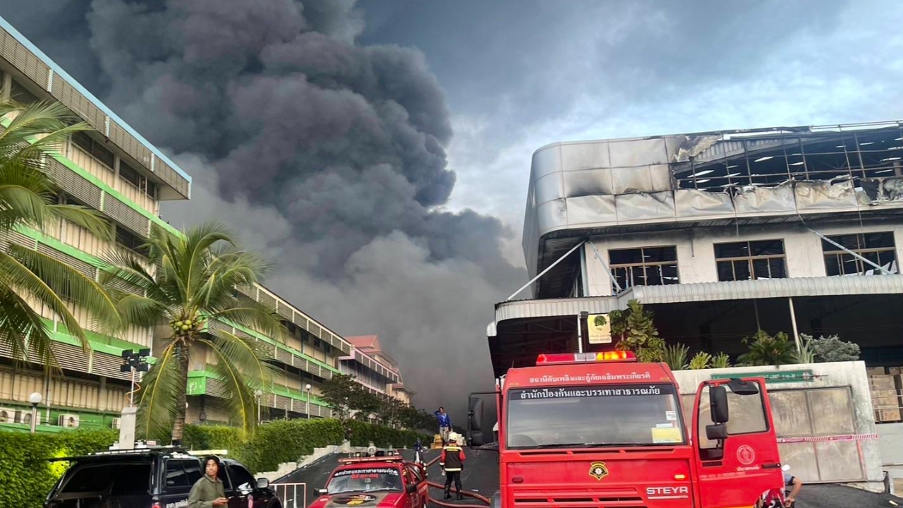 “ธีรรัตน์” รุดดูไฟไหม้โกดังฉลองกรุง 55 ลาดกระบัง ขอประชาชนเลี่ยงพื้นที่เกิดเหตุ