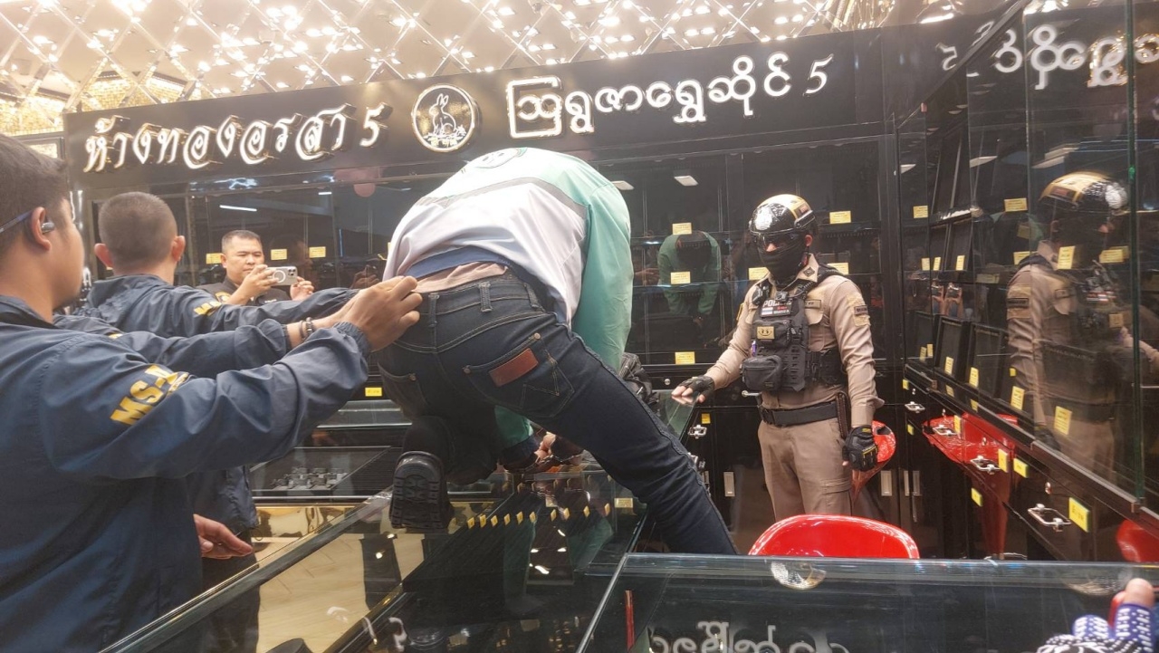 คุมหนุ่มไรเดอร์ทำแผนฯ ชิงทอง 102 บาท ในห้างที่ตาก เมียขับรถพาหนี