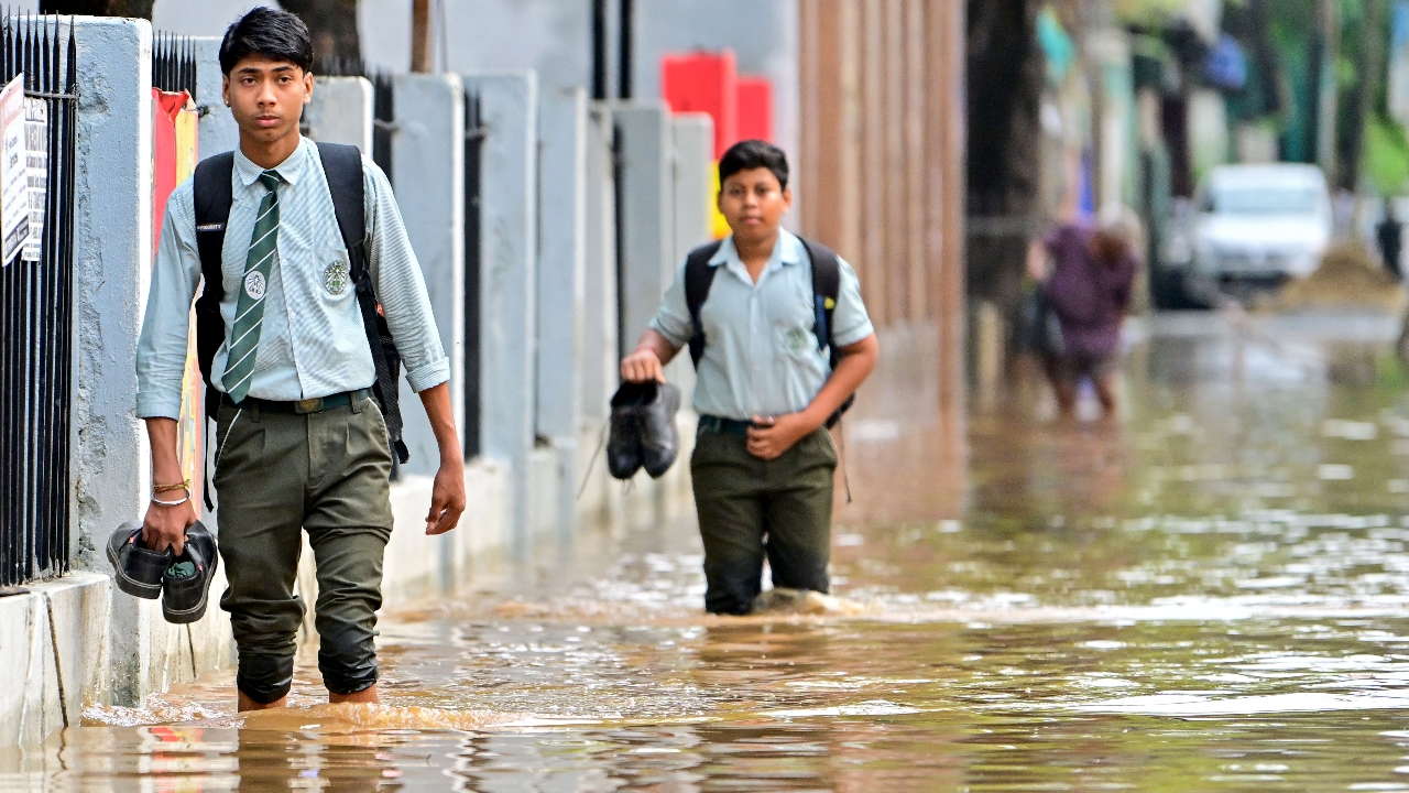 พายุฤดูมรสุมถล่มอินเดีย ฝนตกหนักน้ำท่วม ต้นไม้ล้มทับบ้าน ดับ 4 ศพ เตือนพายุลมแรงอีกระลอก