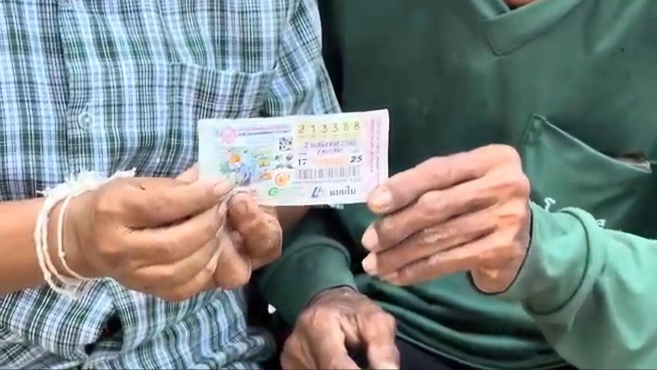 ผัวเมียดวงปัง ซื้อลอตเตอรี่เลข 88 หลังมองเห็นบนอกพระใหญ่ สุดท้ายถูกรางวัลที่ 1