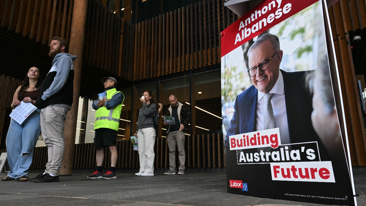 เปิดคูหาเลือกตั้งออสเตรเลีย คนรุ่นใหม่ชี้ชะตา "อัลบาเนซี-ดัตตัน" ชิงเก้าอี้ผู้นำ 