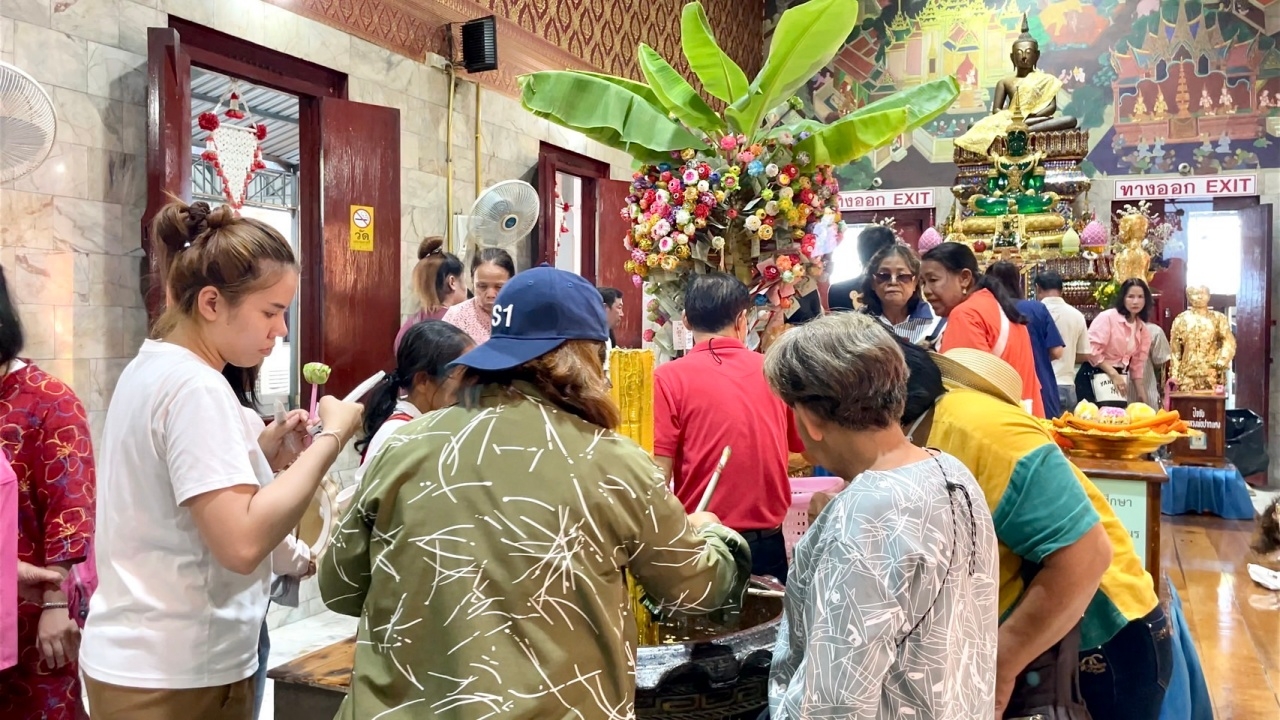 สายบุญหลั่งไหลขอพร "หลวงพ่อปากแดง" ไม่พลาดส่อง "เลขเด็ด" อ่างน้ำมนต์ไปลุ้นโชค