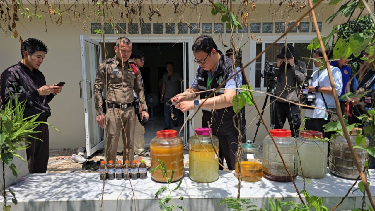 ตร.ขอหมายค้น "บ้านหมอสมุนไพร" ยึดเครื่องผลิตยา อุปกรณ์ทางการแพทย์