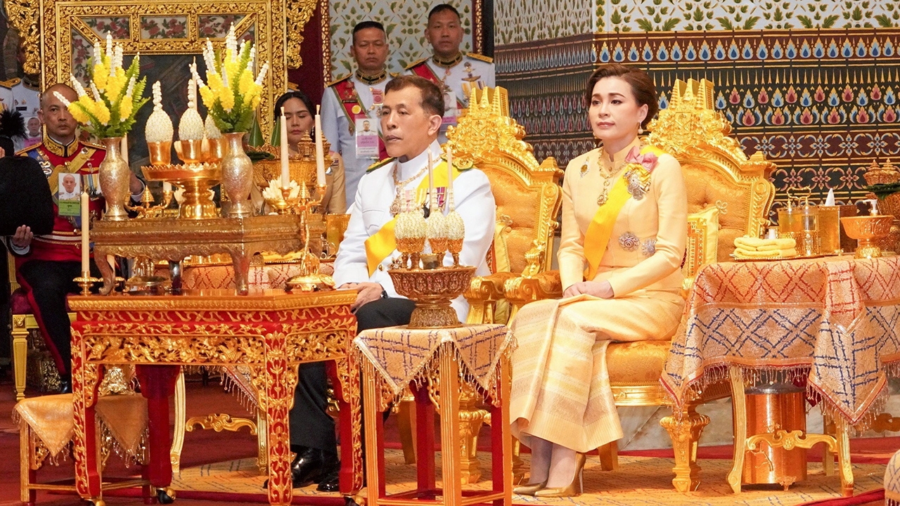 ในหลวง-พระราชินี เสด็จฯ บำเพ็ญพระราชกุศลทักษิณานุปทาน พระราชพิธีฉัตรมงคล