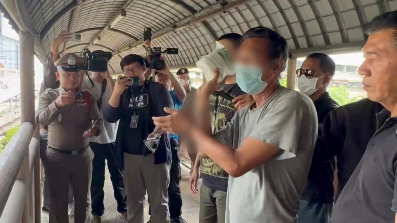 คุมตัวทำแผน "มือปาก้อนปูนใส่รถ" สัญญาจะไม่ก่อเหตุอีก หลังถูกจับมาแล้ว 12 ครั้ง