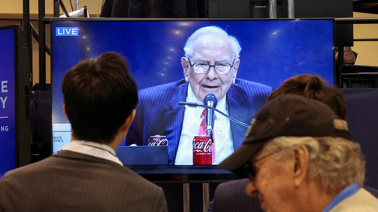 วอร์เรน บัฟเฟตต์ เตรียมลงจากตำแหน่งซีอีโอ “เบิร์กเชียร์ ฮาธาเวย์” ในวัย 94 ปี