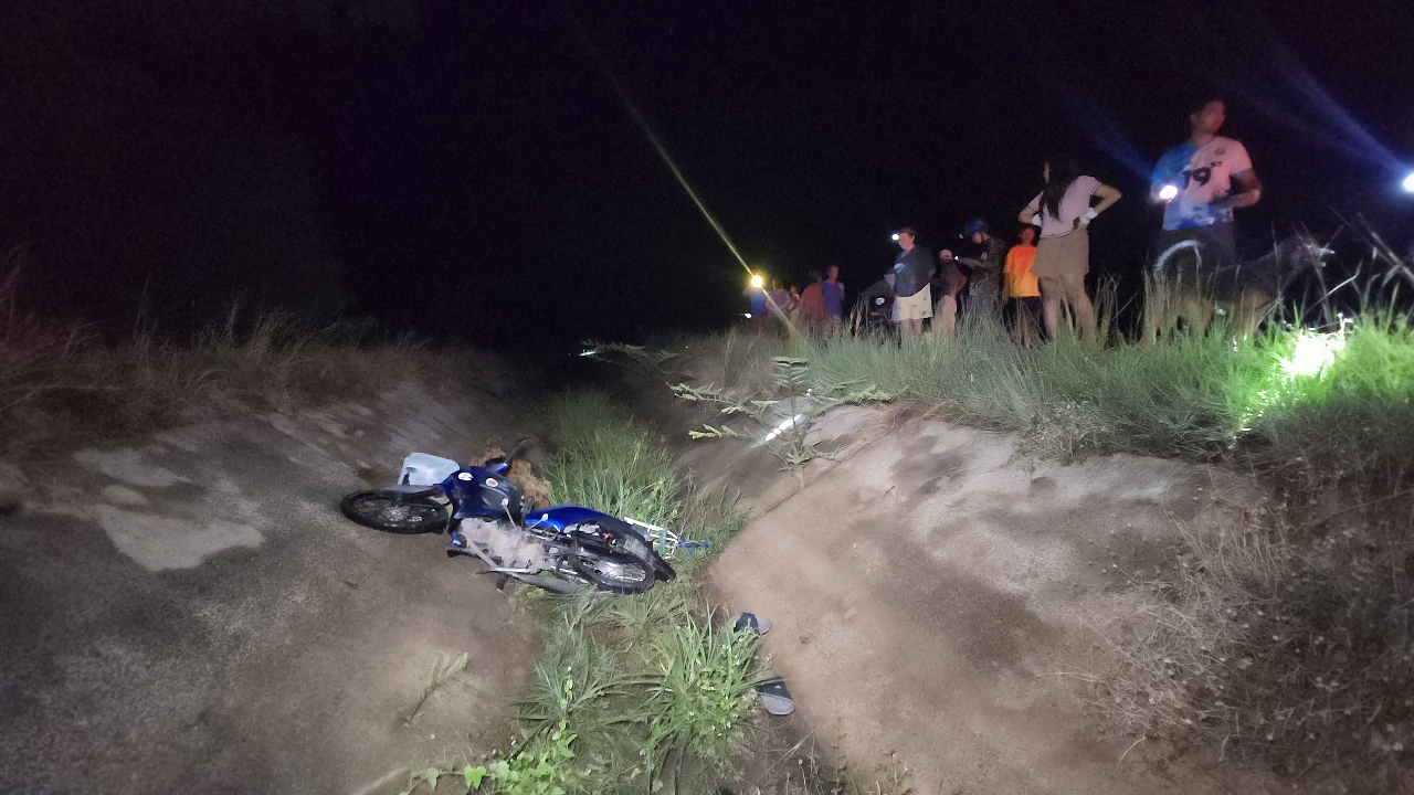 หนุ่ม 28 ไปส่งเพื่อนสาว ขากลับถูกกระสุนปริศนายิงกลางหลังตกคลอง เจ็บสาหัส