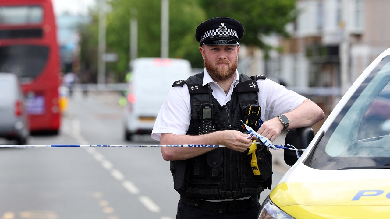 UK จับเด็ก 14 คน ต้องสงสัยเกี่ยวข้องเหตุเด็กชายเสียชีวิตในกองเพลิง