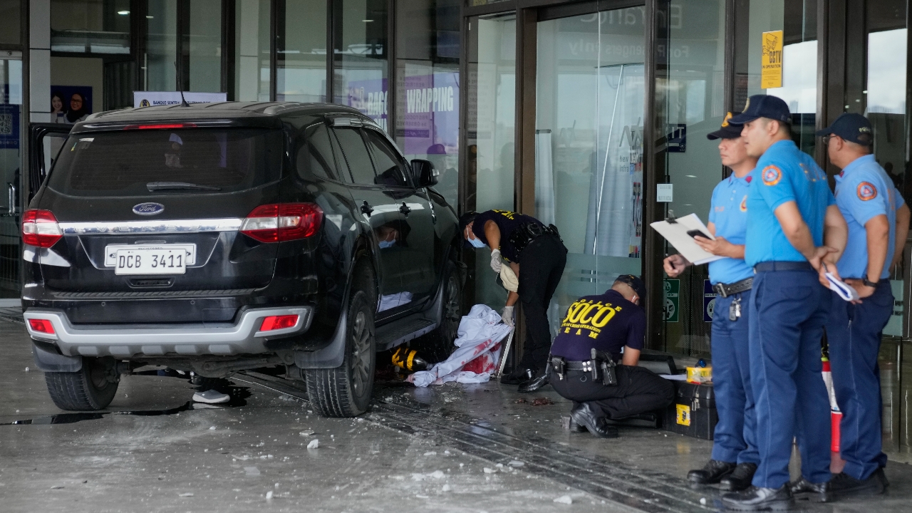 ระทึก SUV ขับพุ่งชนประตูทางเข้าสนามบินมะนิลา ฟิลิปปินส์ ดับ 2 ศพ บาดเจ็บ 4 ราย (ชมคลิป)