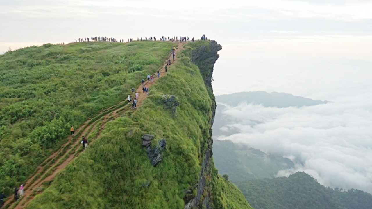 ปิดแหล่งท่องเที่ยวจุดชมวิว "ภูชี้ฟ้า" ชั่วคราว หลังฝั่งลาวยิงปะทะเดือด กระสุนตกแดนไทย