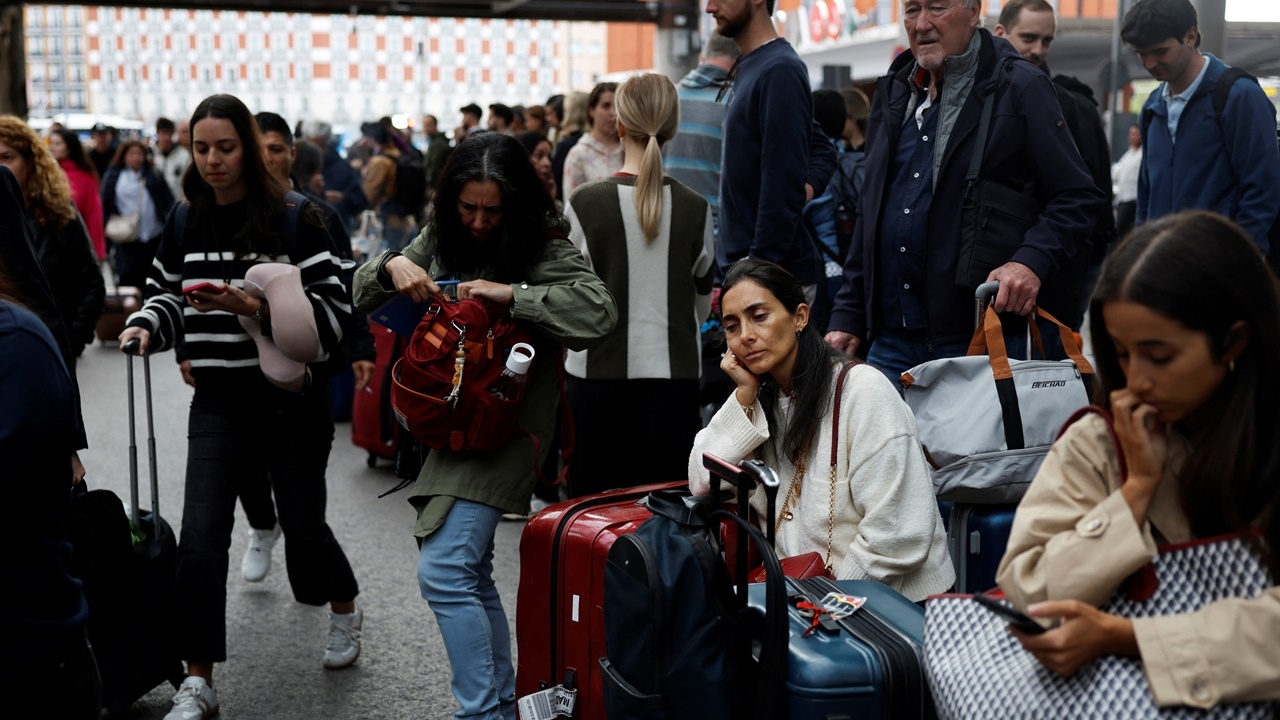 โจรขโมยสายเคเบิล ทำรถไฟความเร็วสูงในสเปนหยุดวิ่ง คนติดค้างนับหมื่น