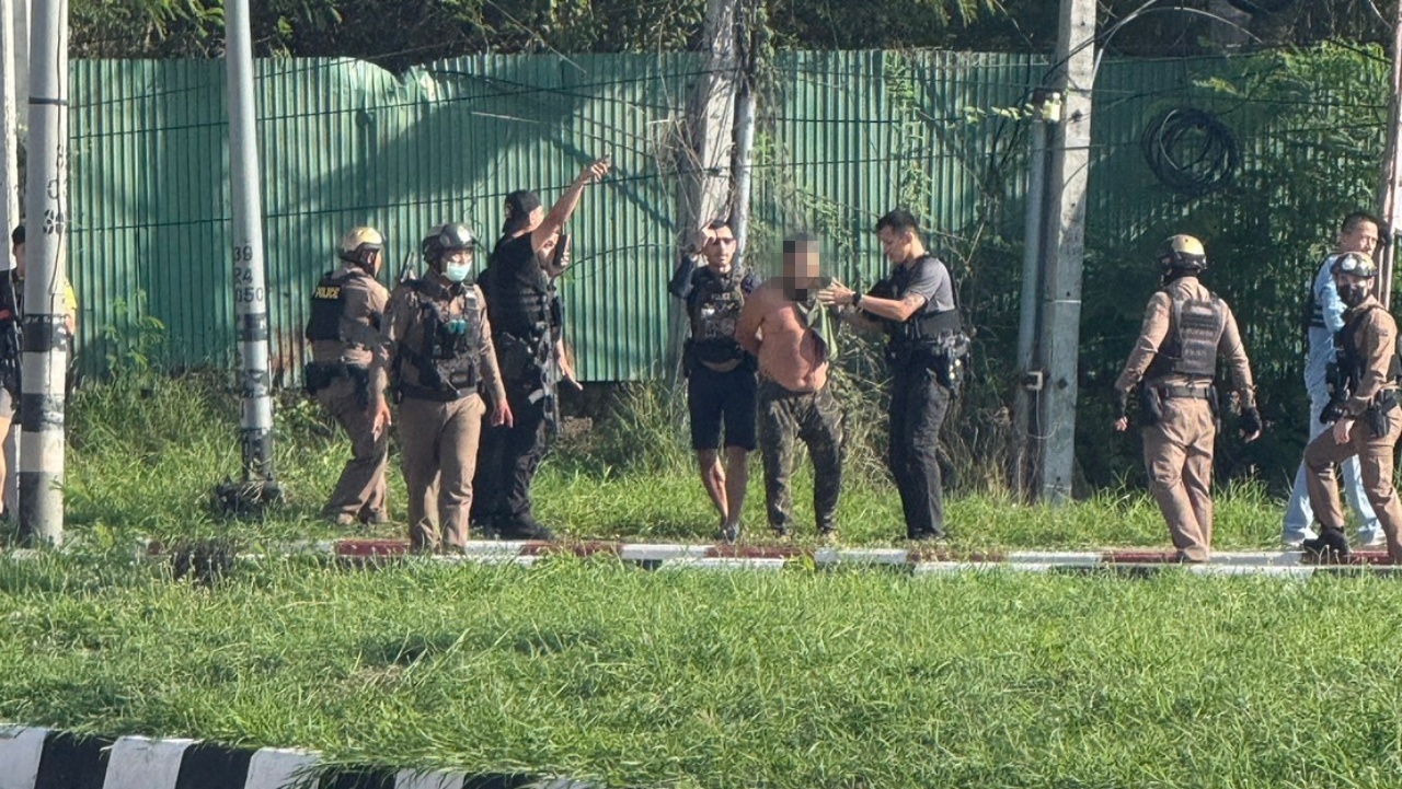 หนุ่มคลั่งควงปืนบุกปั๊มแม่สอด ยิงปะทะตำรวจ เป็นว่าที่ ดร. ป่วยจิตเวช 