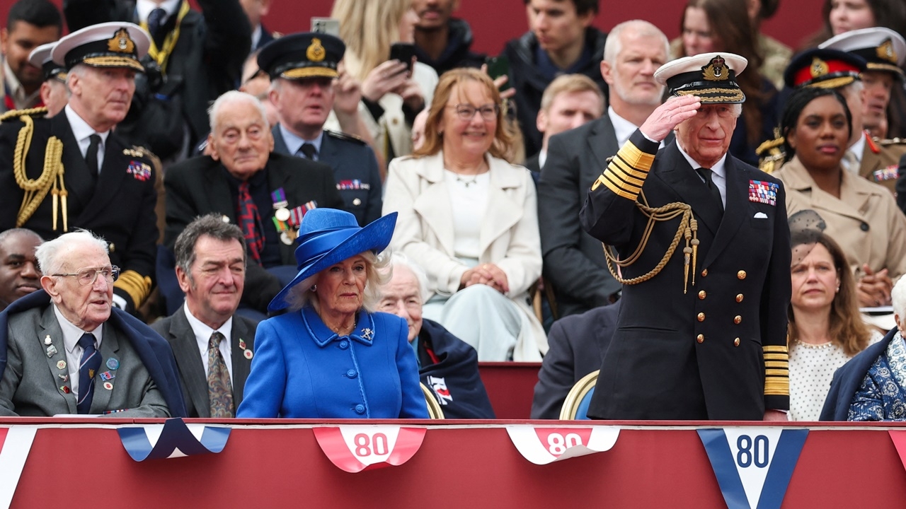 ราชวงศ์อังกฤษร่วมชมสวนสนาม เริ่มการฉลองครบรอบ 80 ปี “วันแห่งชัยชนะ”