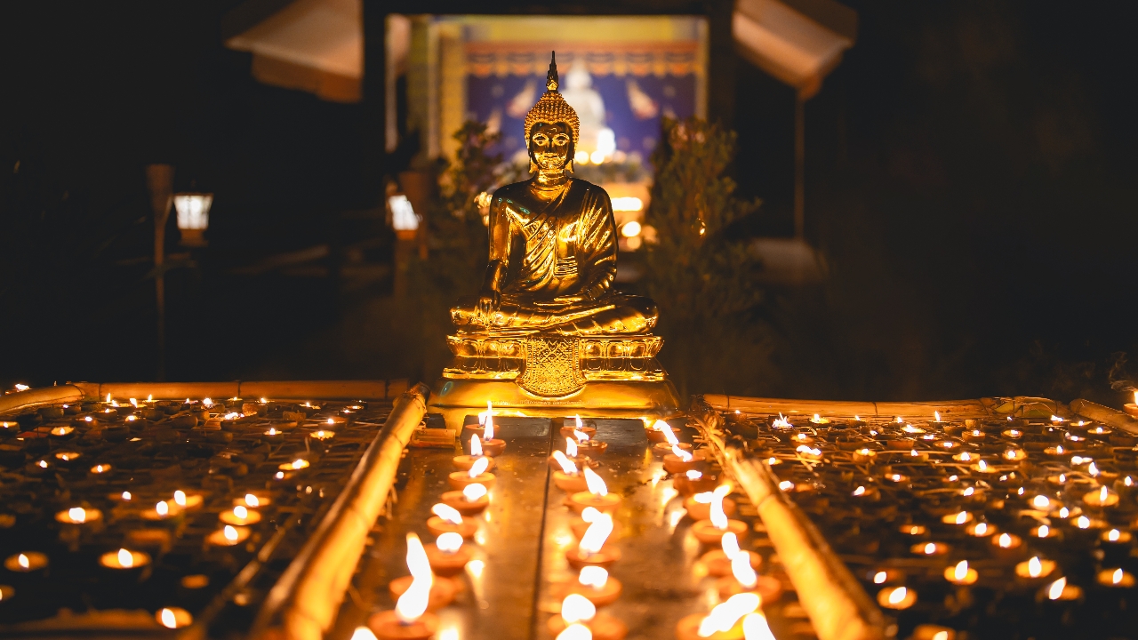 บทสวดมนต์ วันวิสาขบูชา 2568 คำบูชาดอกไม้ธูปเทียน บทสวดมนต์เวียนเทียน
