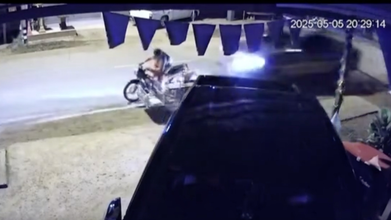 คลิปนาที ตำรวจเมาขับรถตราโล่ พุ่งชนมอเตอร์ไซค์พ่วงข้าง คนขี่กระเด็นบาดเจ็บ