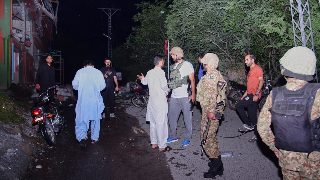 ปากีสถานอ้าง สอยเครื่องบินรบอินเดียได้ 2 ลำ โดรนอีก 1 ลำ หลังถูกโจมตี