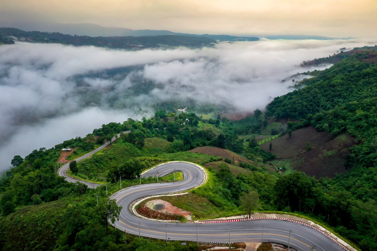 ภูเก้าง้อม ถนนเลข 9 เส้นทางโค้งคดเคี้ยวความงามกลางขุนเขาแห่งนาแห้ว