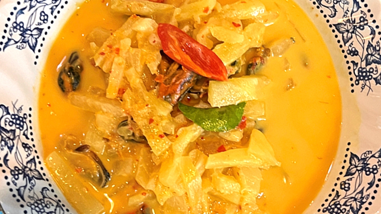 แกงคั่วสับปะรดหอยแมลงภู่ by โจ๊ก อิง สยาม