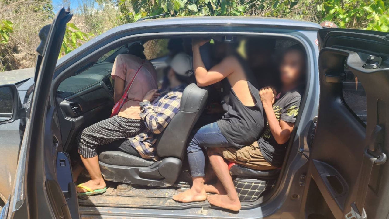 รถกระบะหรือปลากระป๋อง จับเมียนมาลอบเข้าเมืองอัดแน่นห้องโดยสาร