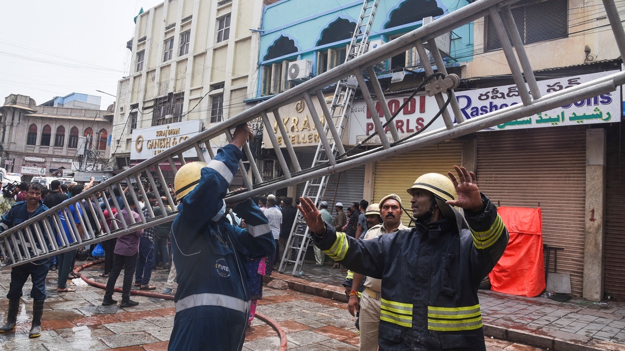 สลด ไฟไหม้ตึกในไฮเดอราบัด ดับ 17 ศพ เป็นเด็กถึง 6 ราย