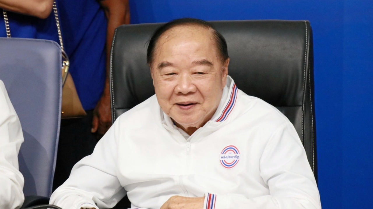“ลุงป้อม” ไม่ได้ตกบันได แค่เดินเสียหลักเล็กน้อย ไม่ได้รับบาดเจ็บ