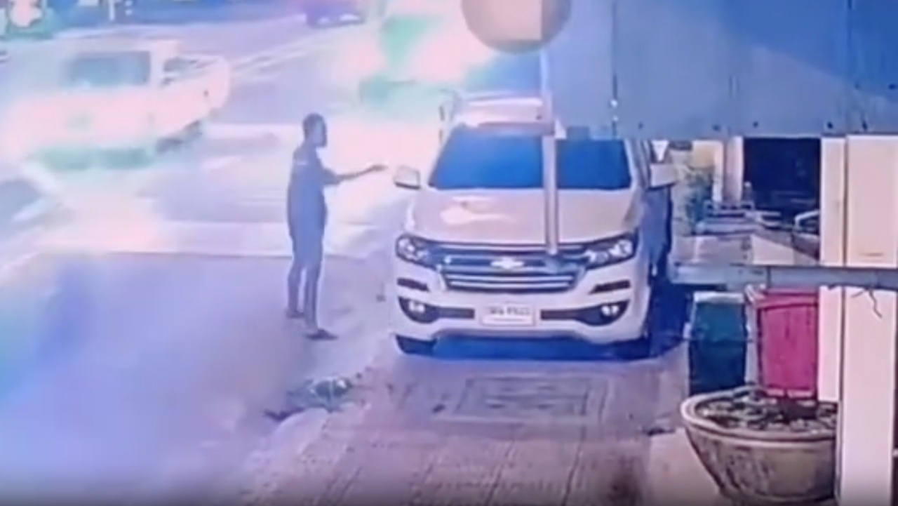 จบรักสามเส้า คนร้ายรัวยิง 6 นัด ใส่กระบะช่างซ่อมบำรุงดับคารถ