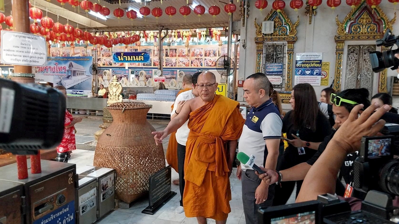 เช็กบัญชี "สมีแย้ม" ตำรวจค้นวัดไร่ขิง มีโฉนด-6 บัญชีน่าสงสัย ไซเบอร์สอบพันเว็บพนัน