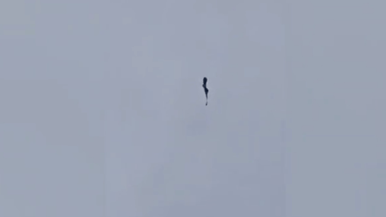 นาทีชีวิต ทหารร่มไม่กาง ตัดสายทิ้ง ดึงร่มสำรองทำให้รอดชีวิต