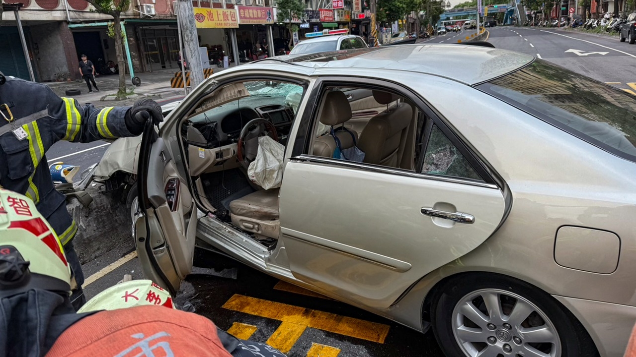 สลดไต้หวัน รถฝ่าไฟแดงชนผู้คนหน้าโรงเรียน ดับ 3 ศพ เจ็บ 12 ราย