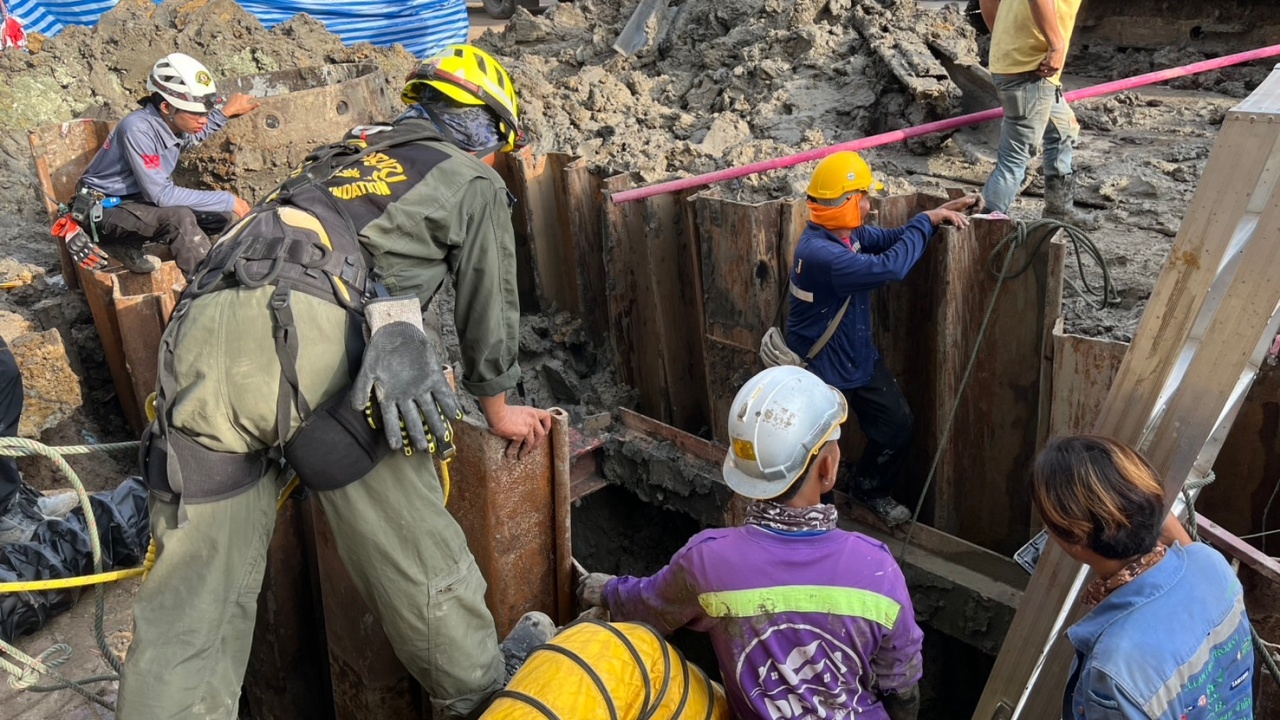 ปรับแผนช่วย คนงานตกหลุมเจาะเสาเข็ม จุดสร้างรถไฟฟ้าใต้ดิน ลึก 19 เมตร 