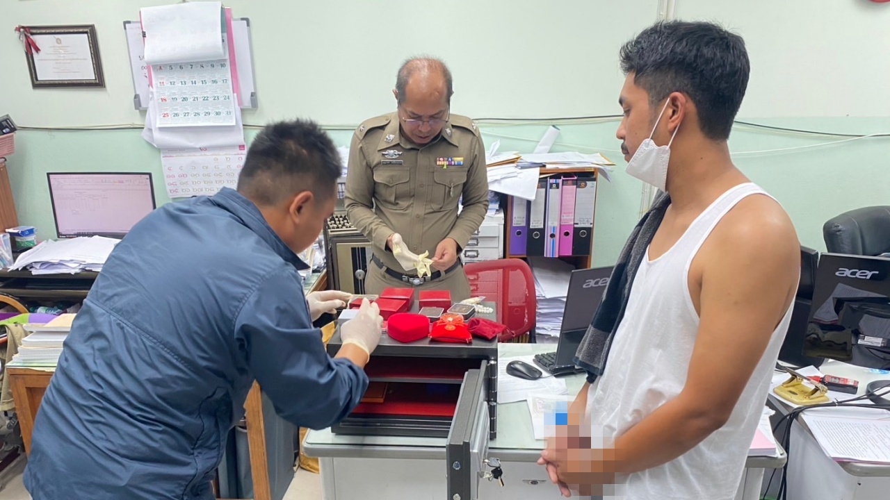 เปิดตู้เซฟ "สจ.กอล์ฟ" พบสร้อยทอง-พระเครื่องเลี่ยมทองเพียบ