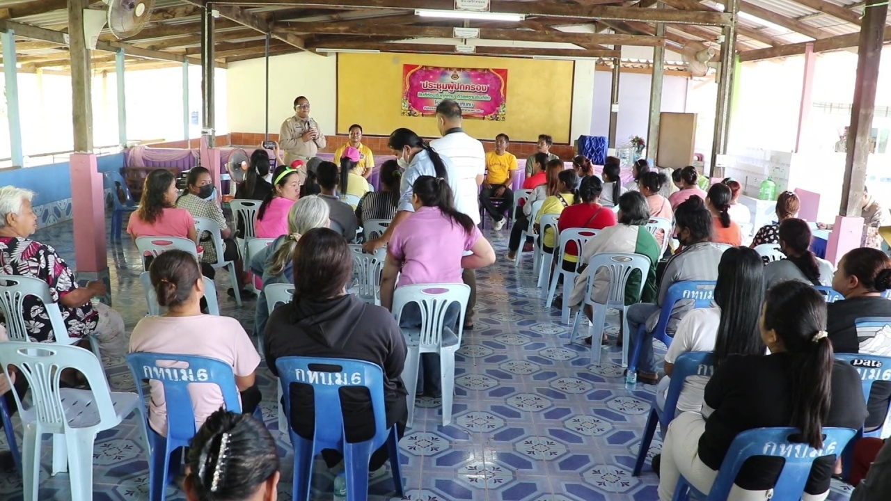 ตั้งสอบ ผอ.โรงเรียน สั่งเด็กตากฝนเชิญธงชาติ ผู้ปกครองหอบกระเช้า-ซองเงินคืน