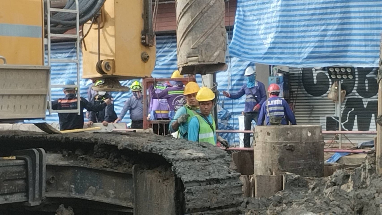 เกือบ 2 วันแล้ว เจ้าหน้าที่เร่งระดมค้นหา "คนงาน" ตกรูเสาเข็มอย่างต่อเนื่อง