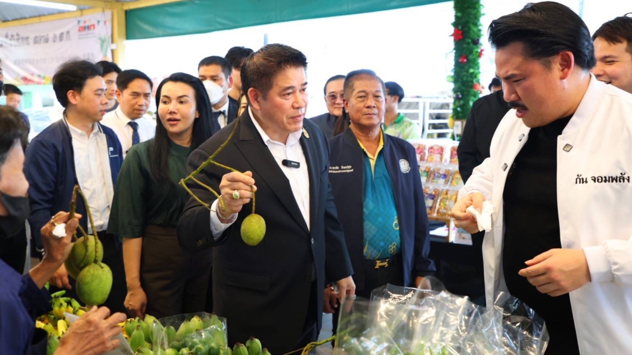 “ธรรมนัส” นำ “กัน จอมพลัง” ไลฟ์สดขายผลไม้เพิ่มช่องทางจำหน่ายผลผลิต
