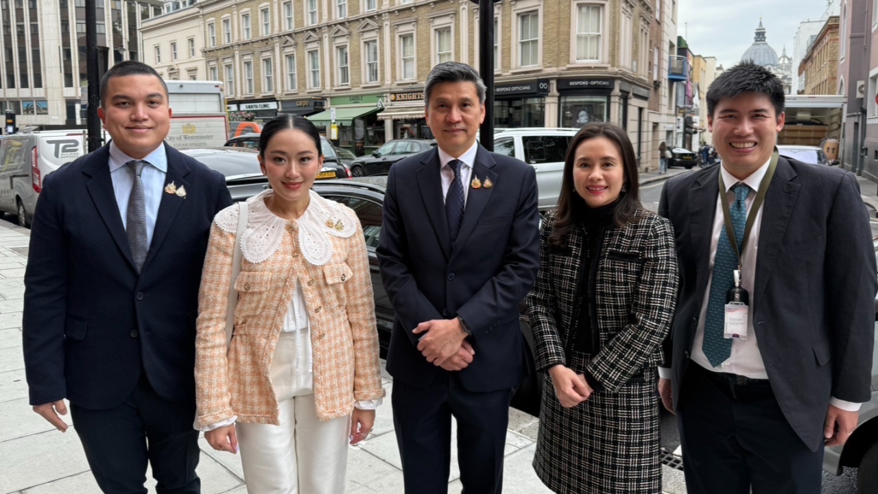 “นายกฯ อิ๊งค์” เดินทางถึงลอนดอน เตรียมหารือผลักดัน Soft Power ไทย