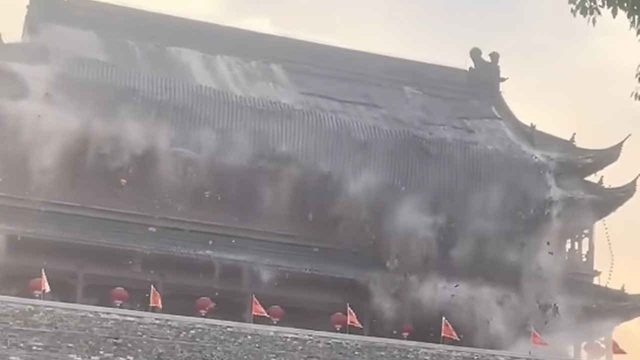 กระเบื้องหลังคาหอกลองจีนอายุ 650 ปี ถล่มบางส่วน เคราะห์ดีไม่มีคนเจ็บ (คลิป)